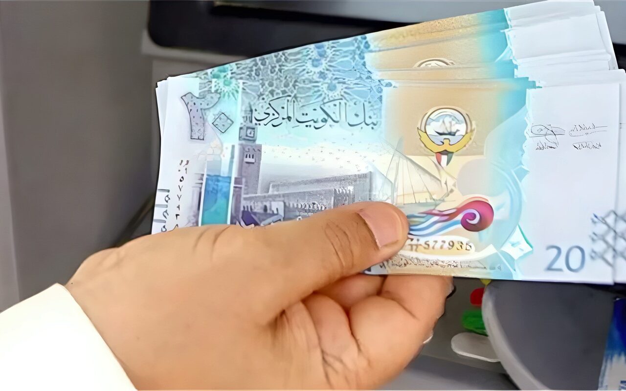 الدينار الكويتي يتراجع أمام الجنيه في بنك مصر