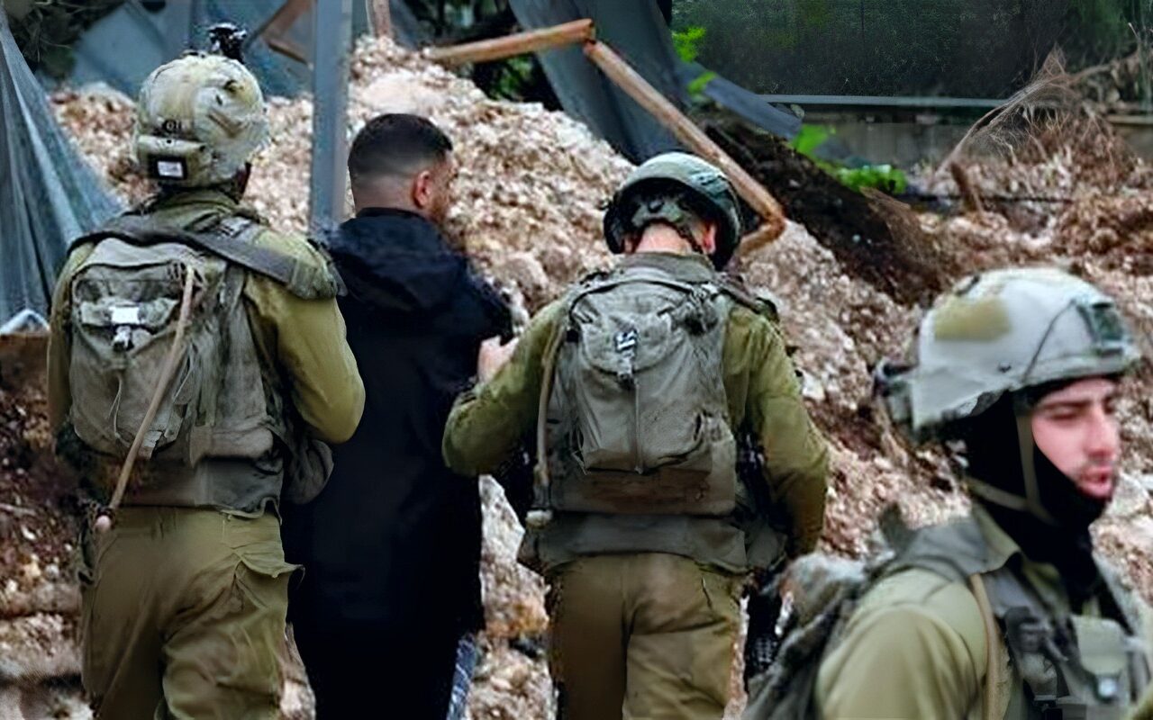 قوات الاحتلال تداهم عشرات المنازل شمال غرب القدس وتحتجز نحو 50 فلسطينيا