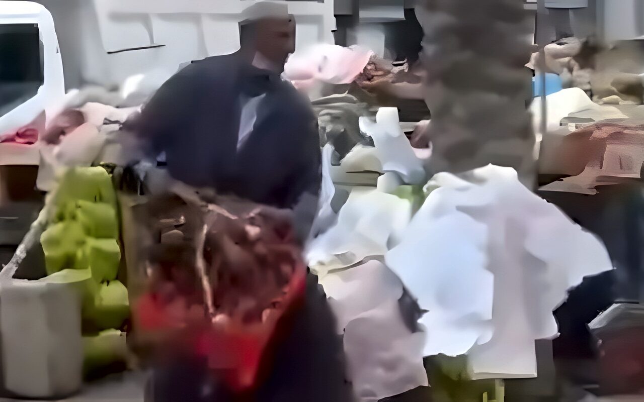 “صور.. صور علشان آخد حقي”.. بائع خضراوات يقلب بضاعته أثناء حملة لإزالة الإشغالات بدمياط