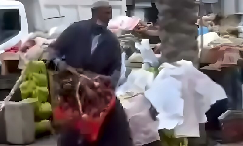 “صور.. صور علشان آخد حقي”.. بائع خضراوات يقلب بضاعته أثناء حملة لإزالة الإشغالات بدمياط