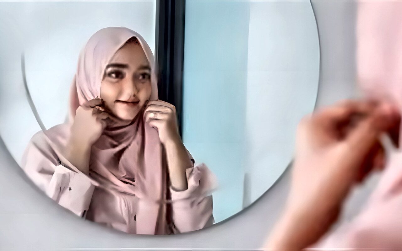 أمين الفتوى يوضح حكم تغطية ذقن المرأة وحدود الوجه في الحجاب (فيديو)
