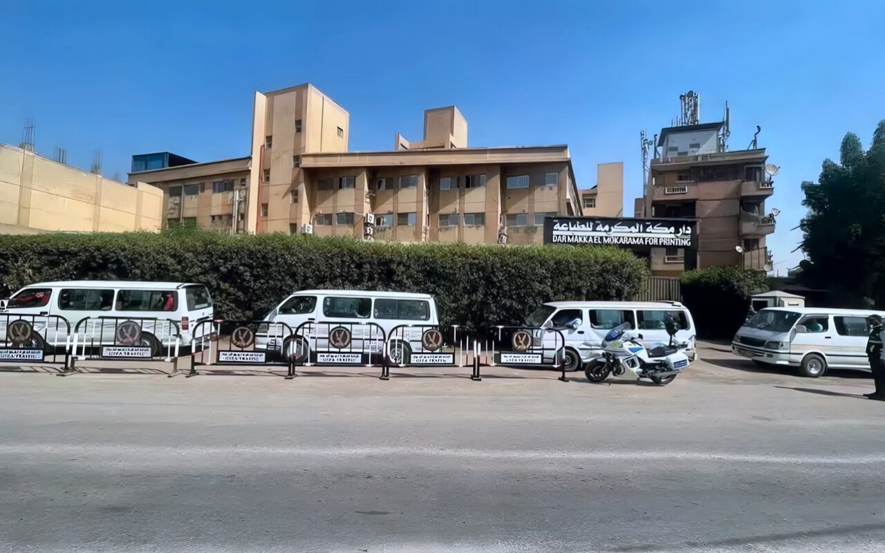 حواجز حديدية بمواقف السرفيس في الجيزة لمواجهة الانتظار العشوائي