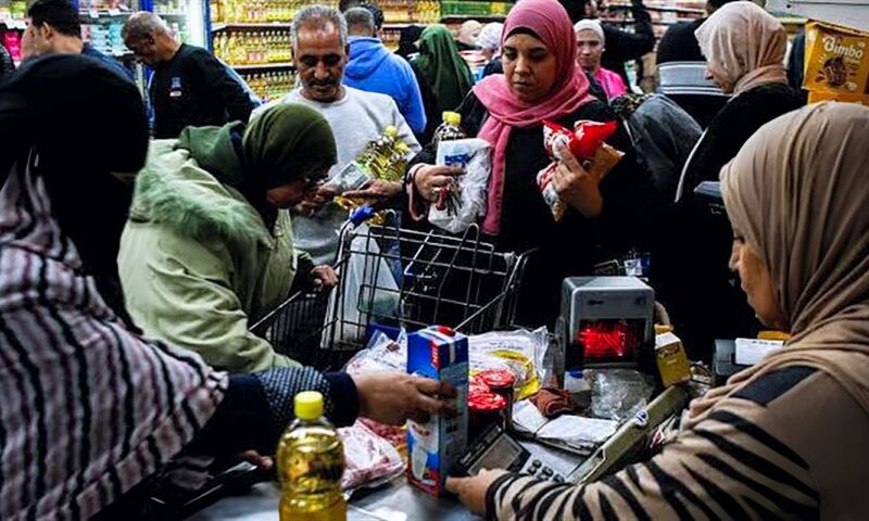 بين مطرقة الدولار وسندان التجار، اقتصاديون يكشفون سر عدم انخفاض الأسعار بالأسواق رغم تراجع التضخم