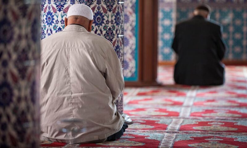 حكم قراءة سور القرآن في الصلاة بغير ترتيب المصحف.. دار الإفتاء توضح