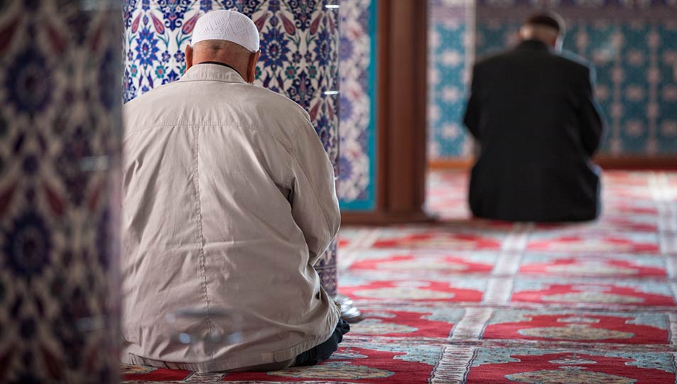 حكم قراءة سور القرآن في الصلاة بغير ترتيب المصحف.. دار الإفتاء توضح