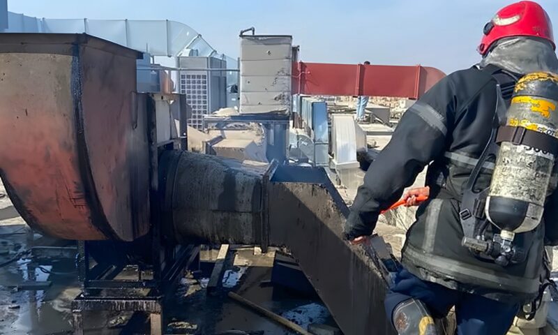 “النار ولعت من المدخنة”، تفاصيل حريق مطعم أسماك شهير بالتجمع الأول