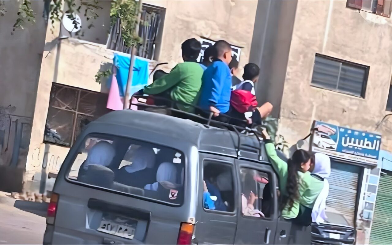 أطفال فوق سطح سيارة سوزوكي، الأمن يفحص فيديو نقل تلاميذ بطريقة خطرة في النهضة