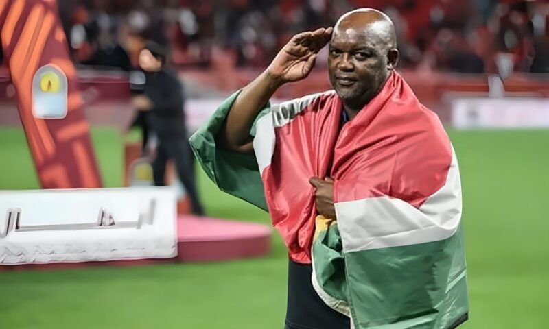 ماذا فعل موسيماني مع الجماهير المصرية قبل مباراة مصر وجنوب أفريقيا؟ (فيديو)