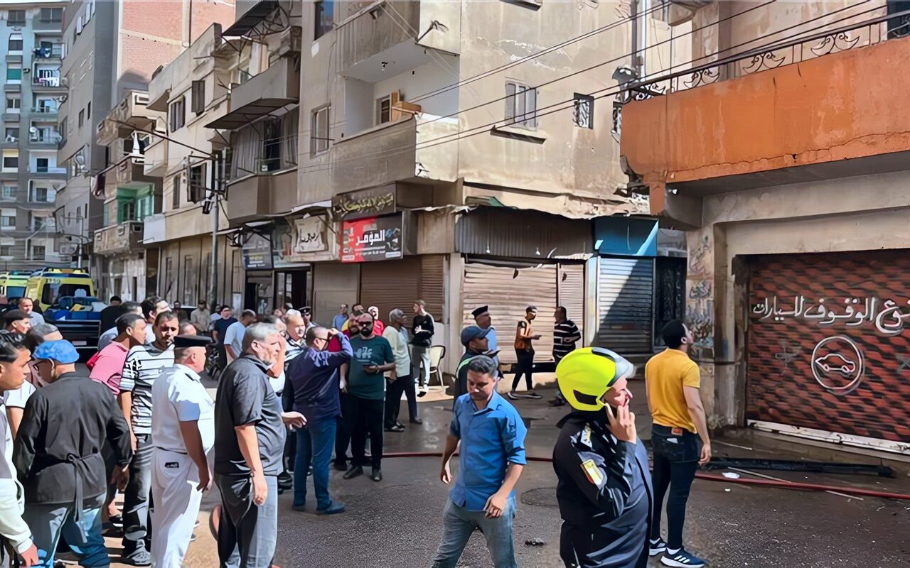 لجنة هندسية لمعاينة عقار شارع الكامب المحترق بالمنصورة وتحديد مدى تأثره
