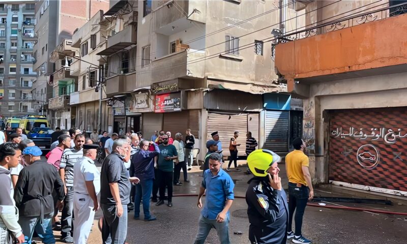 لجنة هندسية لمعاينة عقار شارع الكامب المحترق بالمنصورة وتحديد مدى تأثره