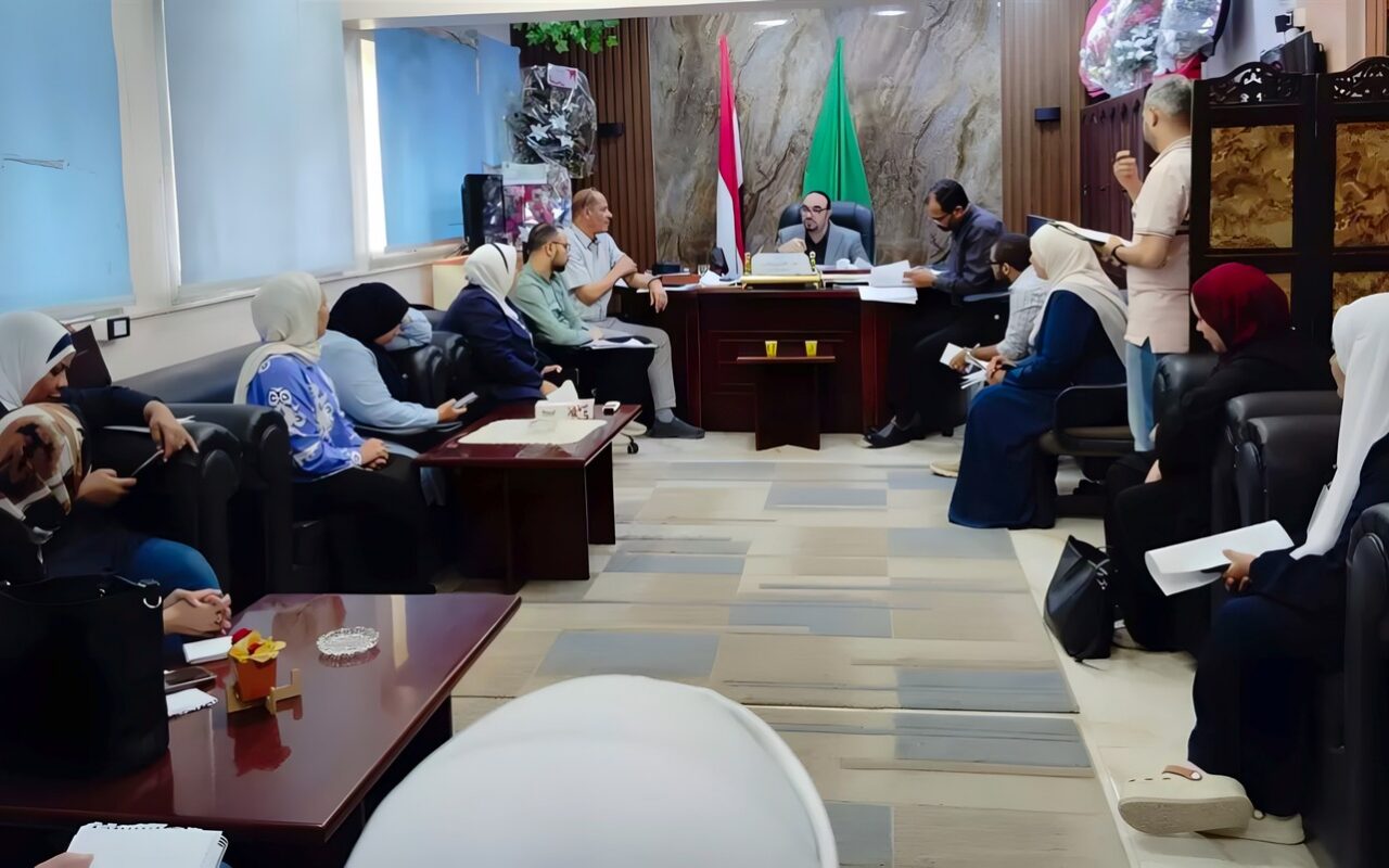 وكيل الصحة بالفيوم يناقش جهود دعم وتطوير المستشفي العام