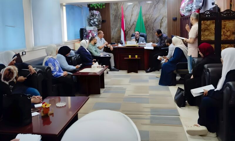 وكيل الصحة بالفيوم يناقش جهود دعم وتطوير المستشفي العام