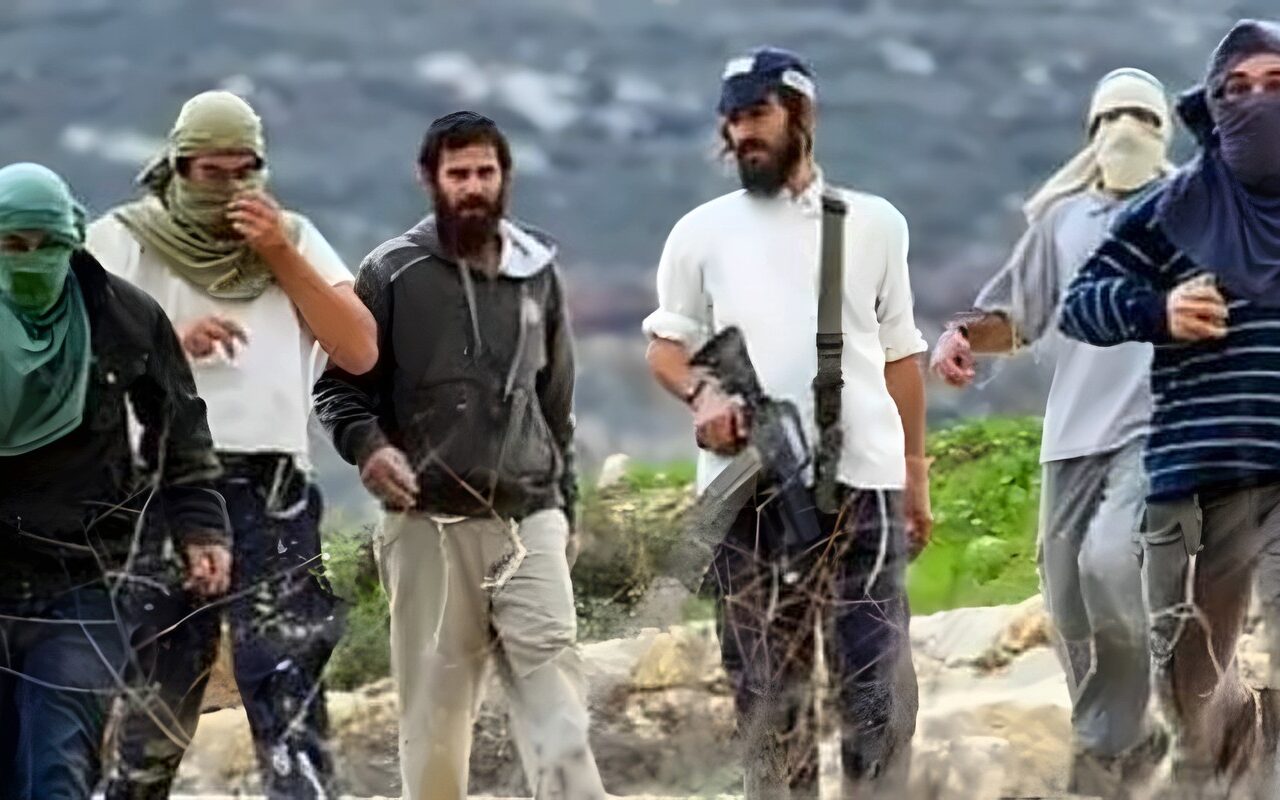 إصابة 5 فلسطينيين إثر اعتداء مستوطنين عليهم بالضفة الغربية