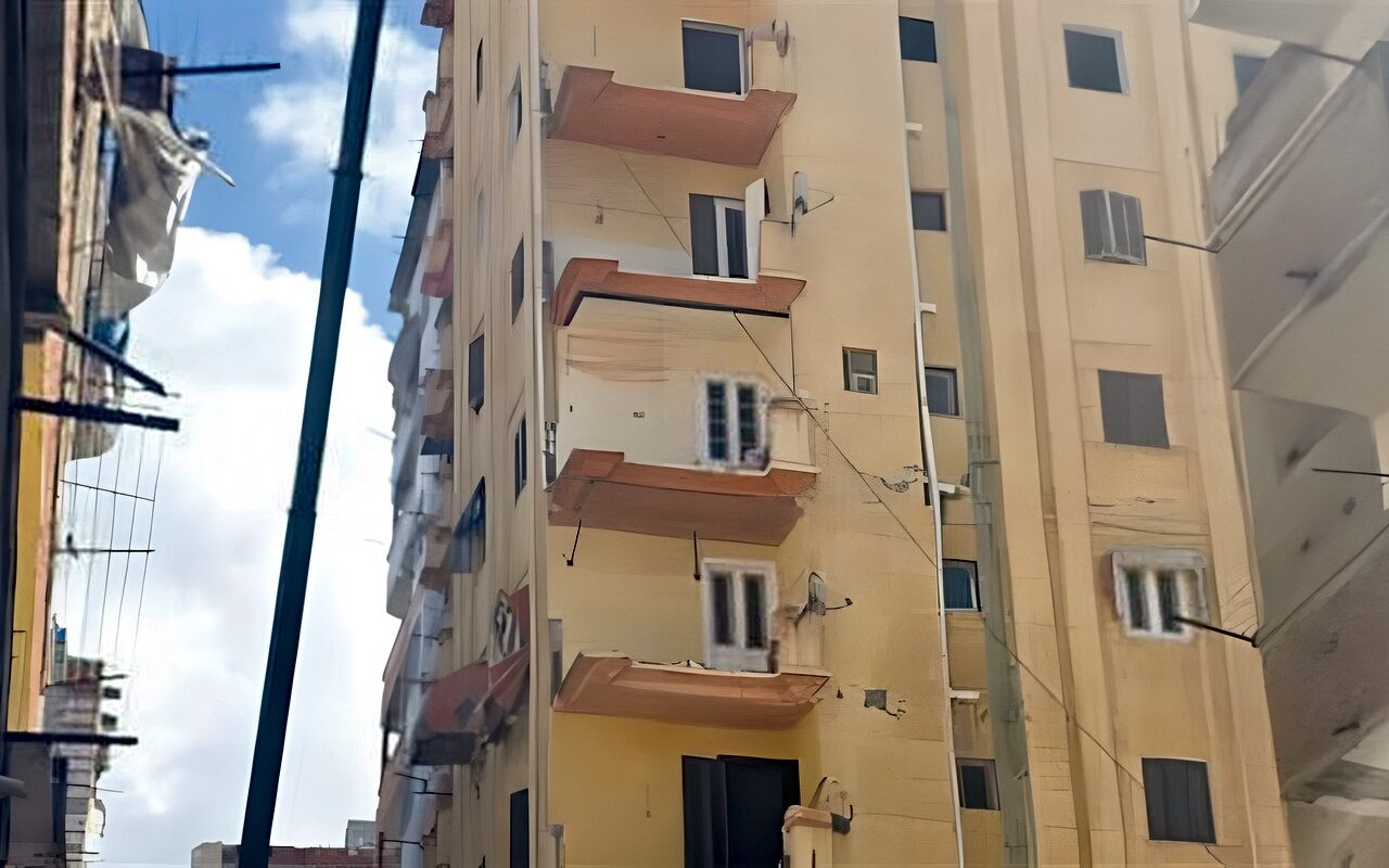 محافظة الإسكندرية تواصل أعمال إزالة العقارين المخالفين بشارعي المازني وامبروزو