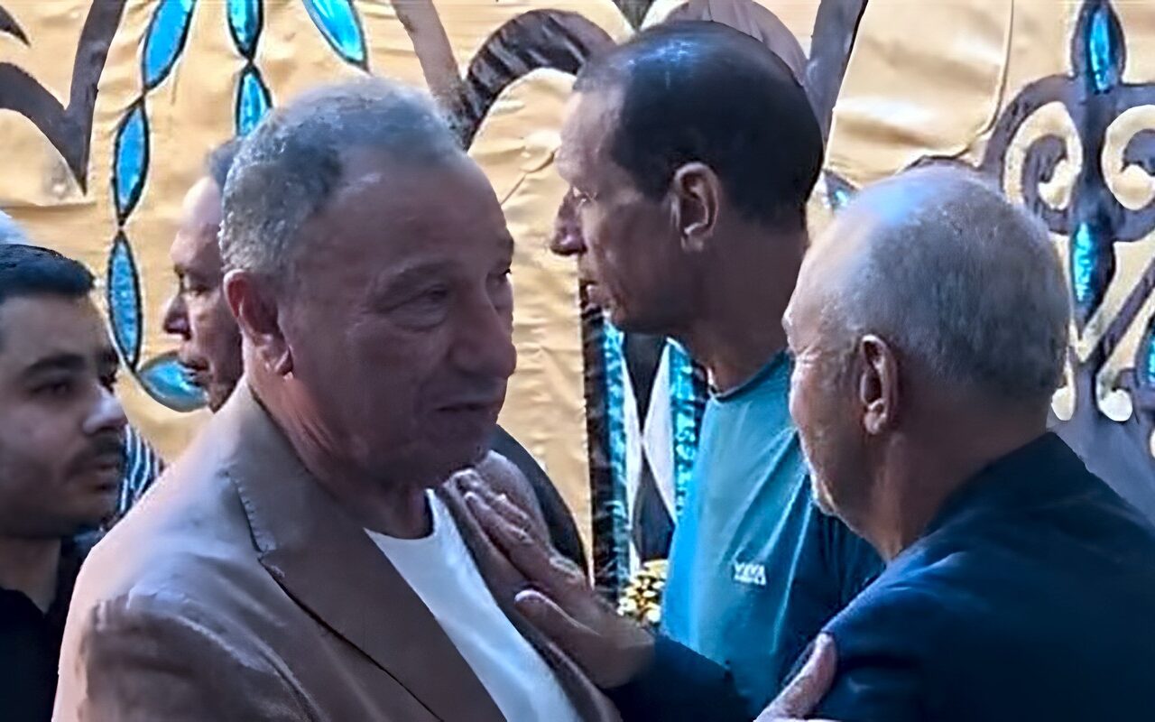 محمود الخطيب يقدم واجب العزاء في نصر إبراهيم نجم الزمالك الأسبق