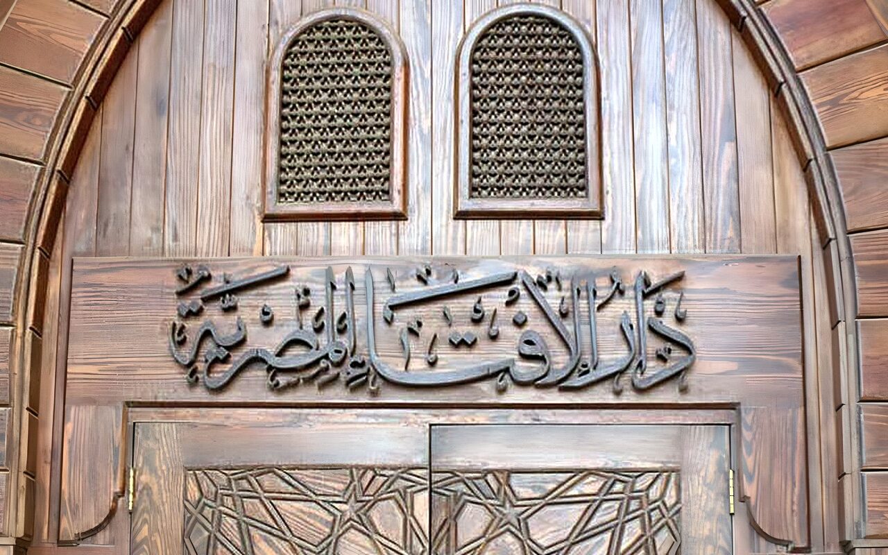 فتاوى تشغل الأذهان| حكم ظهور جزء من ذراع المرأة أسفل الكف.. هل الاستحمام يغني عن الوضوء؟.. وهل صفحة فيسبوك التي تدر دخلا ماليا تورث بعد الوفاة؟