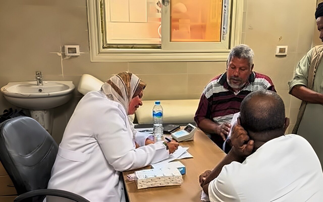 قافلتان طبيتان شهريًا لبدو وادي العلاقي بأسوان