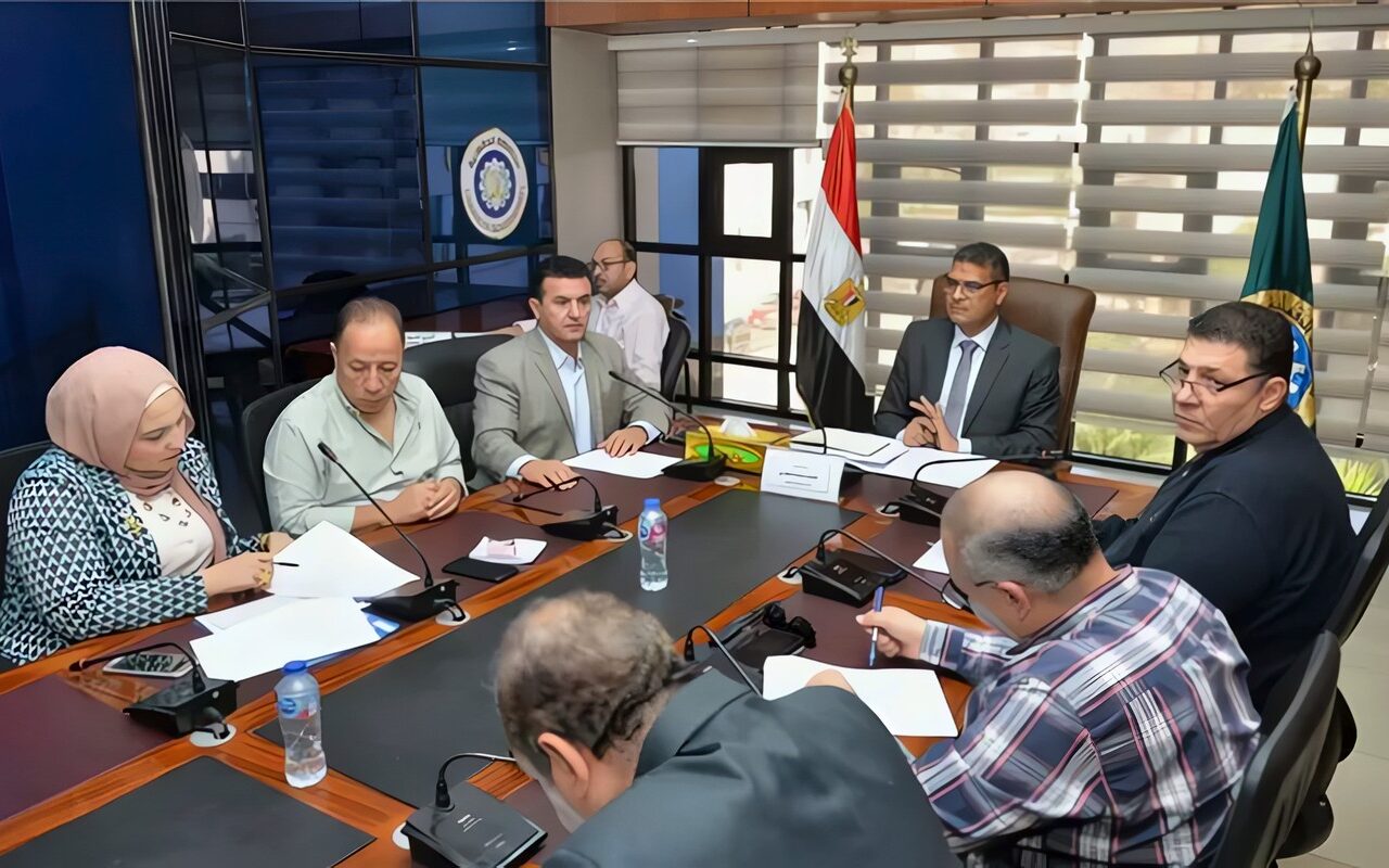نائب محافظ الدقهلية يبحث طلبات المستثمرين بالمنطقة الصناعية بجمصة عبر لجنة التصرفات العقارية