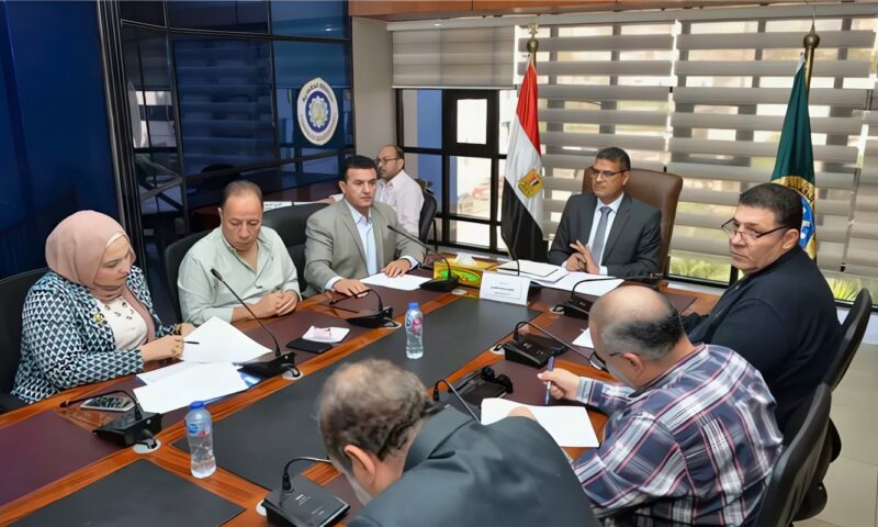 نائب محافظ الدقهلية يبحث طلبات المستثمرين بالمنطقة الصناعية بجمصة عبر لجنة التصرفات العقارية