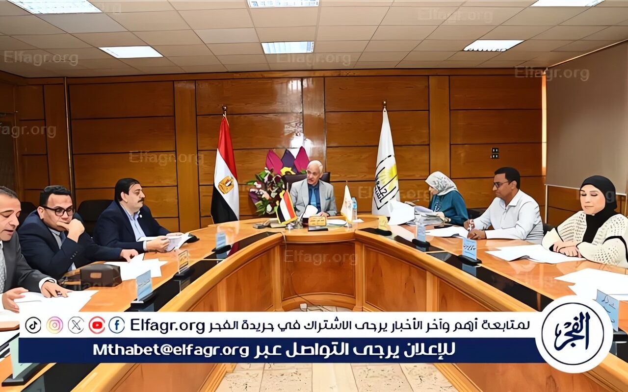 رئيس جامعة أسيوط يعقد اجتماع مجلس إدارة صندوق الخدمات الطبية لمتابعة مستوى الرعاية الصحية المقدمة للطلاب