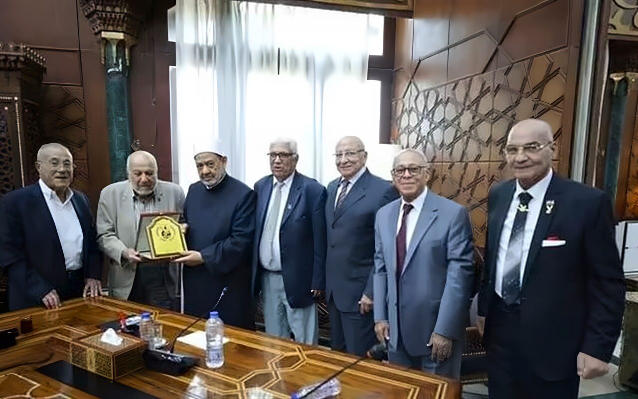 شيخ الأزهر يستقبل وفدا من أبطال حرب أكتوبر ويعرب عن الاعتزاز بتضحياتهم الجليلة