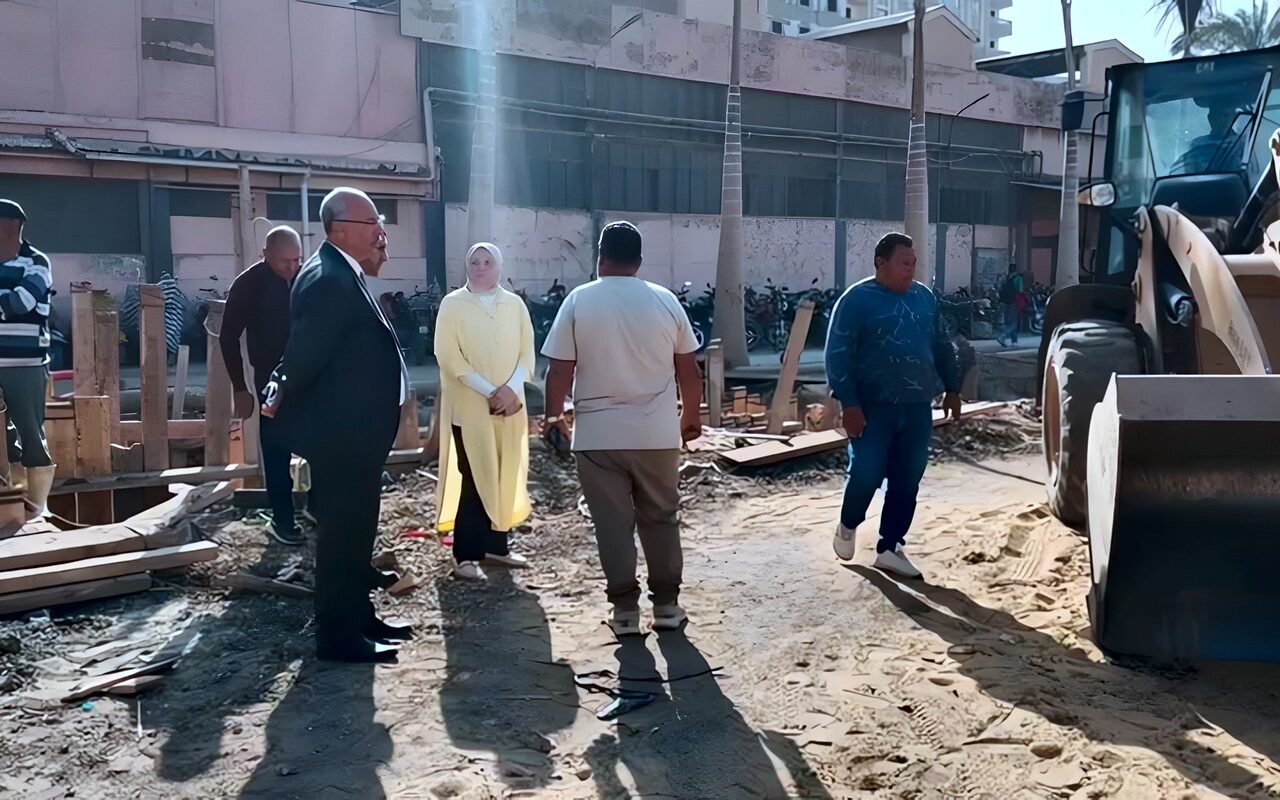 القليوبية تتحرك لإصلاح هبوط أرضي مفاجئ بشارع كريستال عصفور في شبرا الخيمة.. والسبب خط صرف صحي بقطر 750 مللي