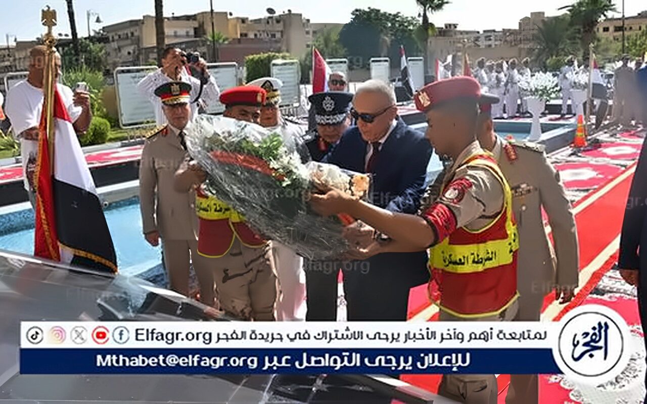 في الذكرى الـ53. محافظ الأقصر يضع إكليلًا من الزهور على النصب التذكاري للجندي المجهول