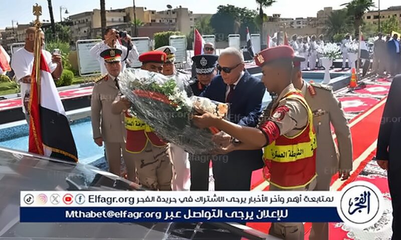 في الذكرى الـ53. محافظ الأقصر يضع إكليلًا من الزهور على النصب التذكاري للجندي المجهول