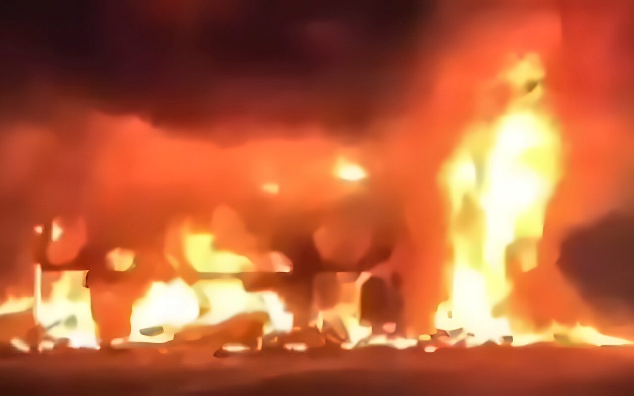 انقلاب سيارة ملاكي واشتعال النيران فيها على الطريق الإقليمي