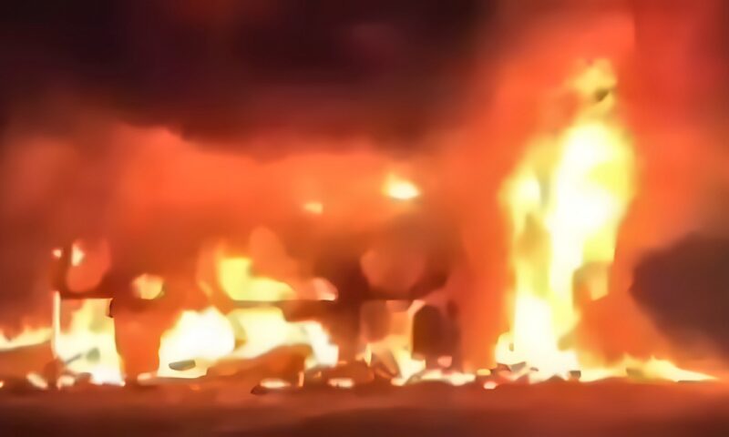 انقلاب سيارة ملاكي واشتعال النيران فيها على الطريق الإقليمي