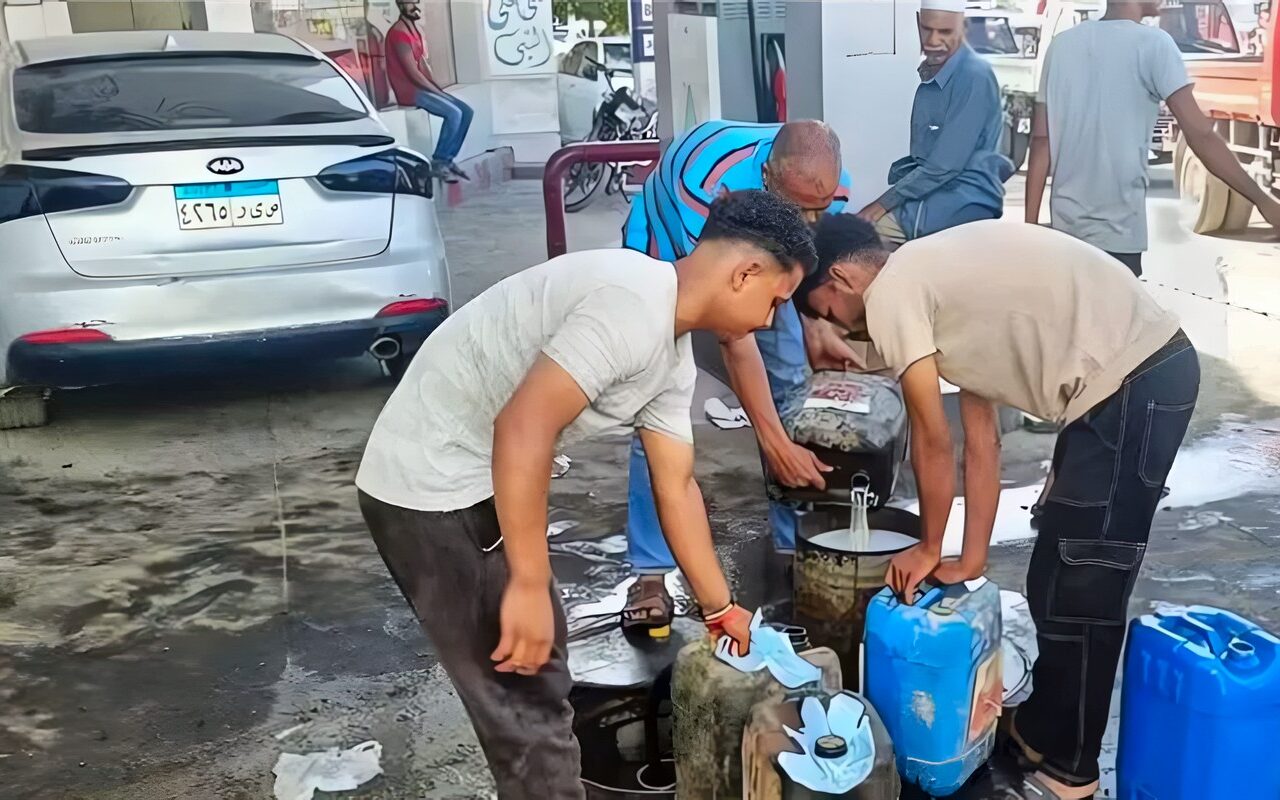 حملات أمنية مكثفة بأسوان.. ضبط 35 متهمًا و7 أسلحة نارية و60 طنًا من السولار