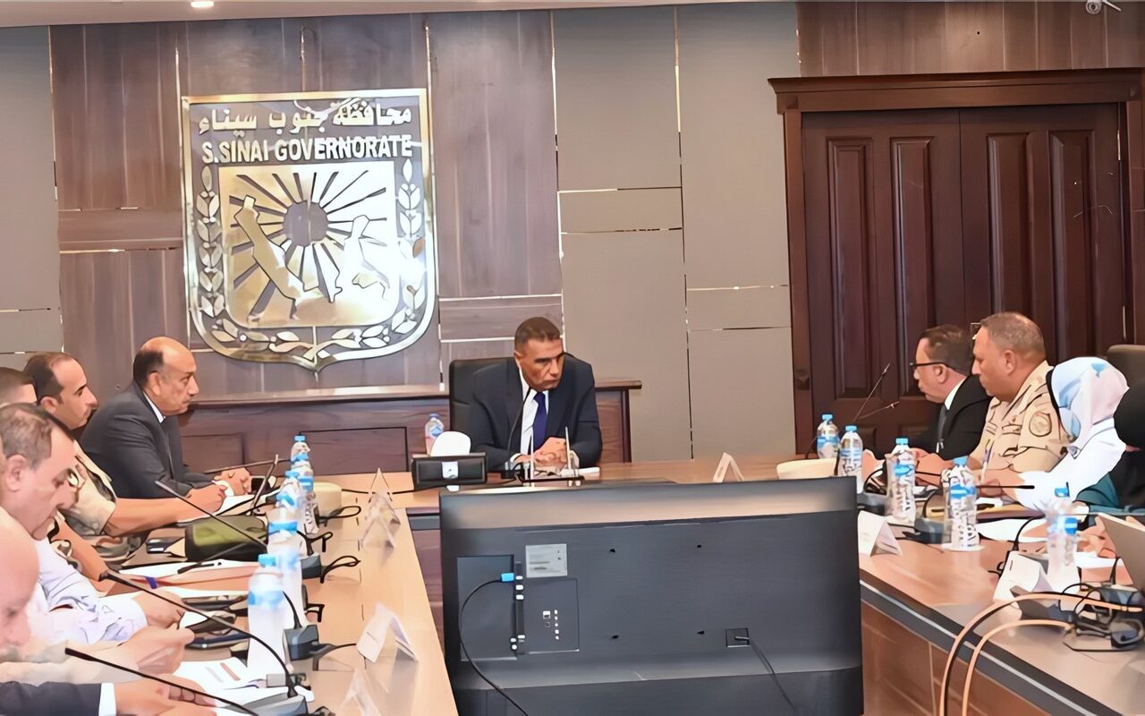 محافظ جنوب سيناء يبحث خطة تطوير أبو رديس وتوطين 26 ألف مواطن