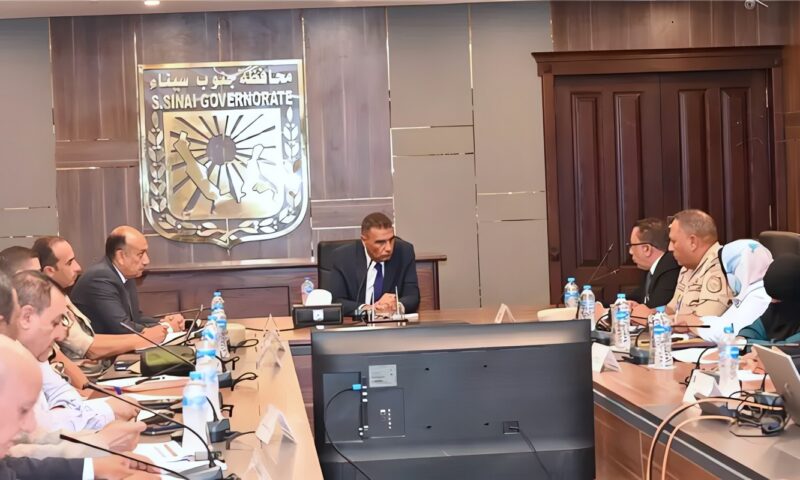 محافظ جنوب سيناء يبحث خطة تطوير أبو رديس وتوطين 26 ألف مواطن