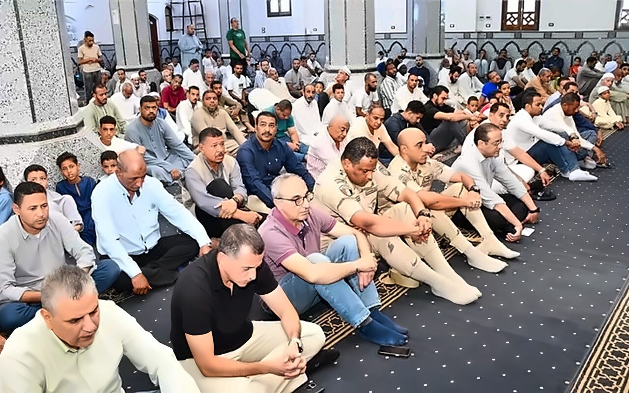 عقب صلاة الجمعة بمسجد أبو شوك.. محافظ أسوان يستمع لشكاوى المواطنين ويوجه بسرعة دراستها