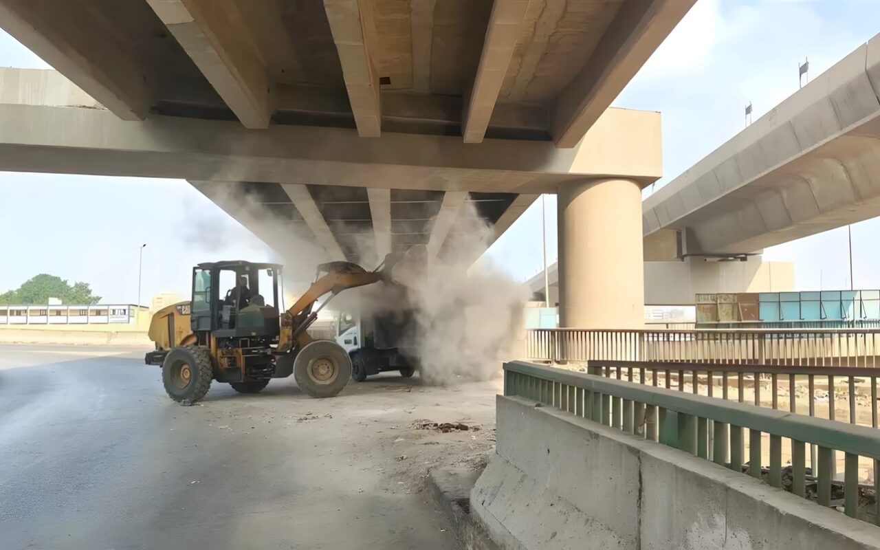 محافظ الجيزة يرصد مخالفات بناء بمحور اللبيني ويوجه بمراجعة التراخيص والإزالة الفورية
