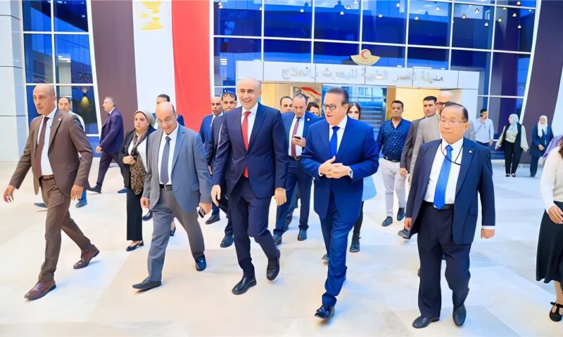 وزيرا الصحة والتعليم والرئيس التنفيذي لمجموعة كيوتو إيكويكان اليابانية يتفقدون مدرسة ومعهد التمريض بمستشفى معهد ناصر