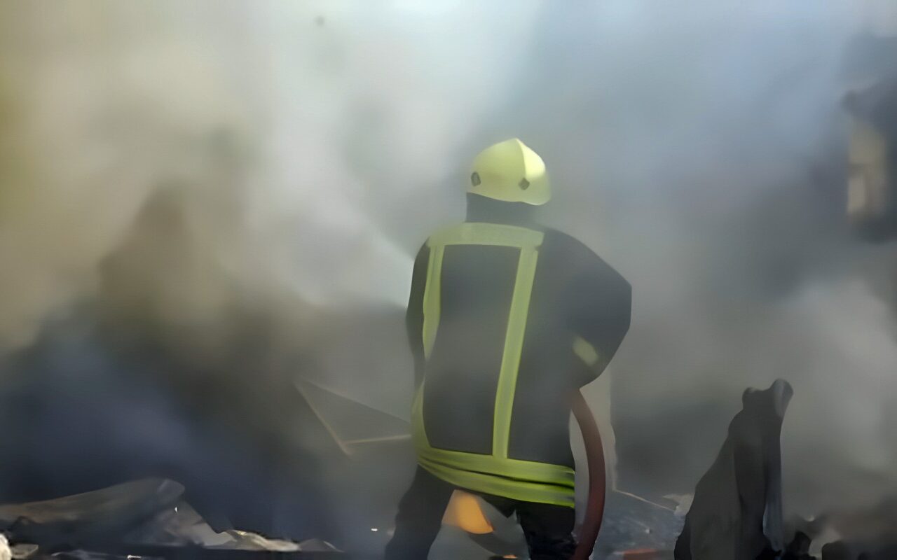 حريق محل بطاريات يشعل شارع رمسيس.. فصل الكهرباء وبدء التحقيقات