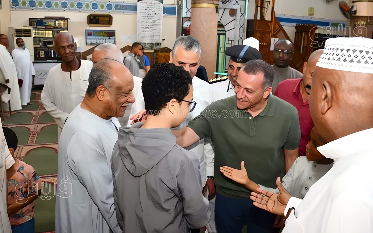 محافظ أسوان يستمع لمطالب المواطنين بعد أدائه صلاة الجمعة بمسجد الرضوان (صور)