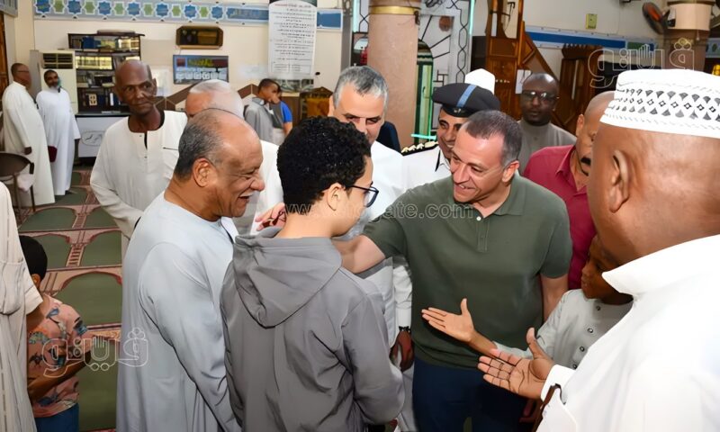 محافظ أسوان يستمع لمطالب المواطنين بعد أدائه صلاة الجمعة بمسجد الرضوان (صور)