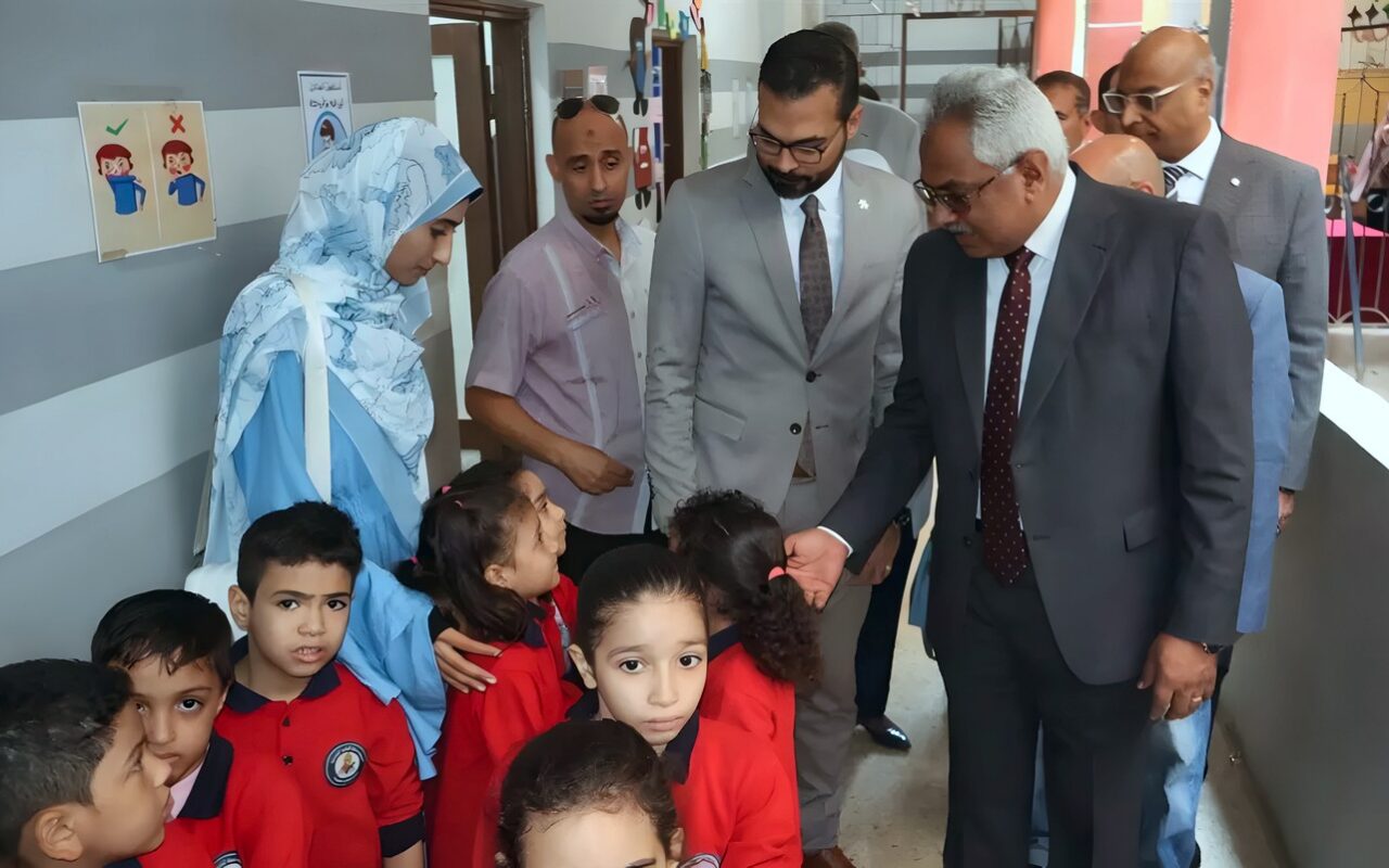نائب محافظ سوهاج يتابع فعاليات الحملة القومية للتطعيم ضد الحصبة والحصبة الألمانية