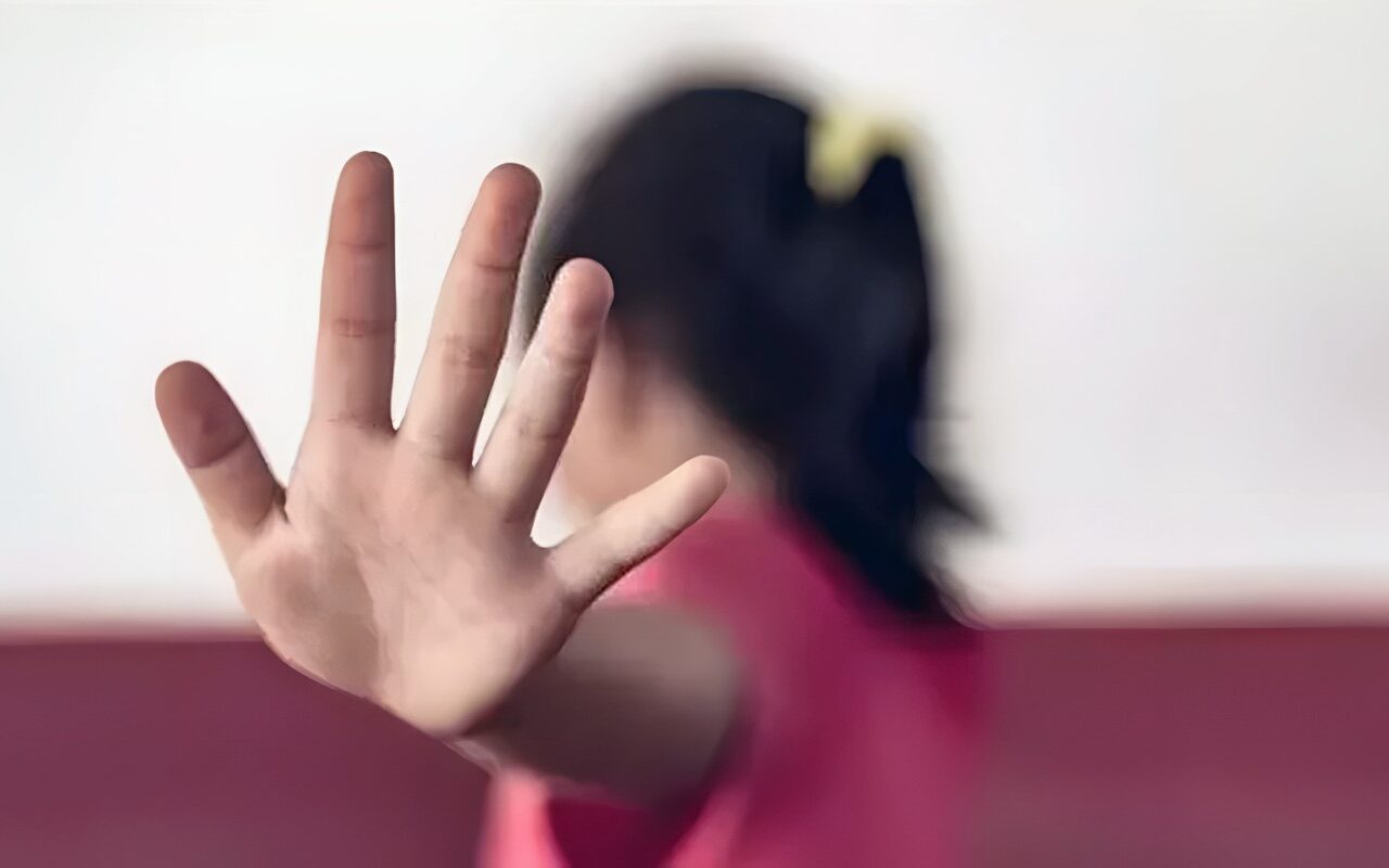 والدي ضربها بالماسورة، طفلة تكشف تفاصيل مقتل والدتها بسبب خلافات زوجية بالمنيا