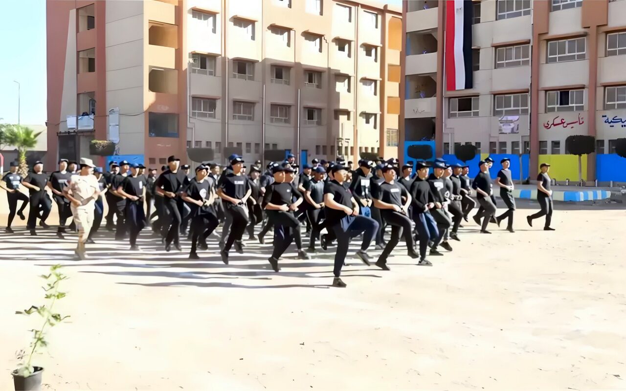 محافظ الدقهلية يشيد بانضباط طلاب مدرسة ميت غمر الصناعية الميكانيكية للتأسيس العسكري