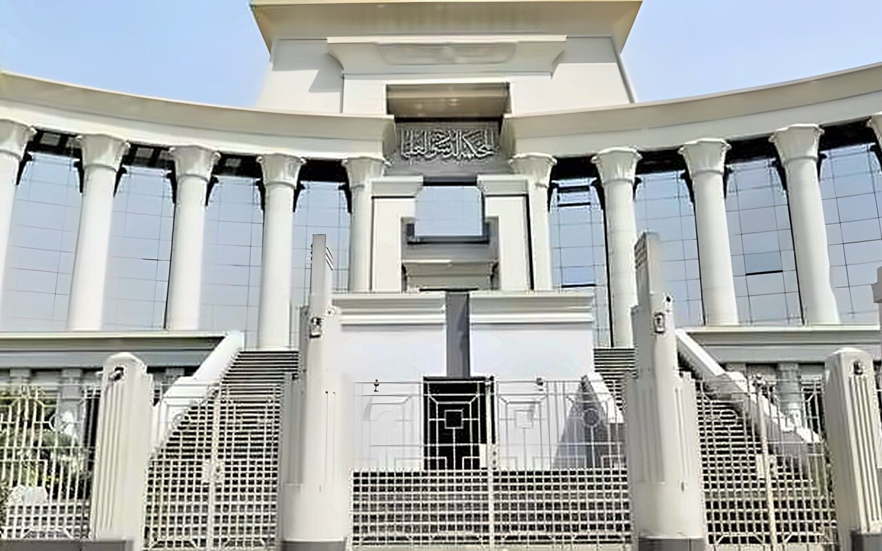 الدستورية: حق عضو النيابة الإدارية المحال للتأديب في اختيار دفاعه وعلنية الحكم