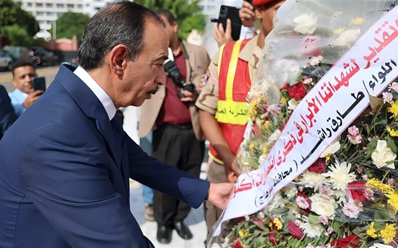 محافظ سوهاج يضع إكليلا من الزهور على النصب التذكاري لشهداء حرب أكتوبر