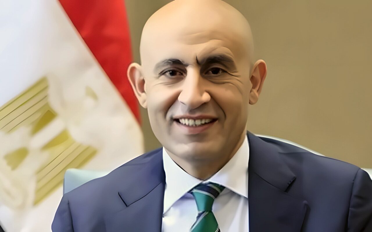 بعد لقائه وزير المالية لزيادة الرواتب، محمد عبد اللطيف يرفع شعار: المعلمون أولًا