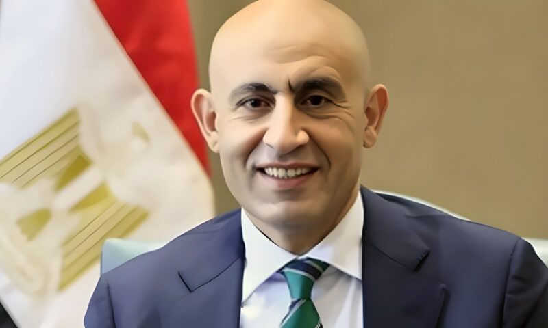 بعد لقائه وزير المالية لزيادة الرواتب، محمد عبد اللطيف يرفع شعار: المعلمون أولًا