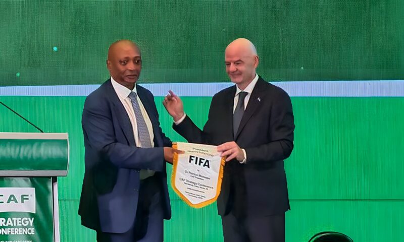 الكاف يعلن دعما غير مشروط لإنفانتينو في انتخابات الفيفا