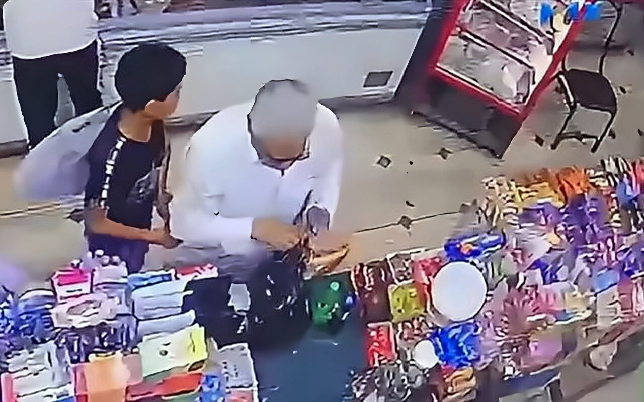 سرقة في غفلة العين.. طفل يستغل انشغال مسن داخل سوبر ماركت ويسرق أمواله (فيديو وصور)