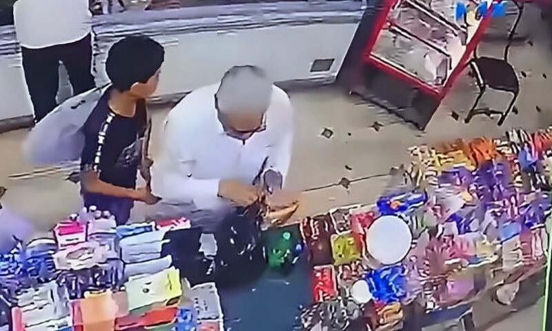 سرقة في غفلة العين.. طفل يستغل انشغال مسن داخل سوبر ماركت ويسرق أمواله (فيديو وصور)