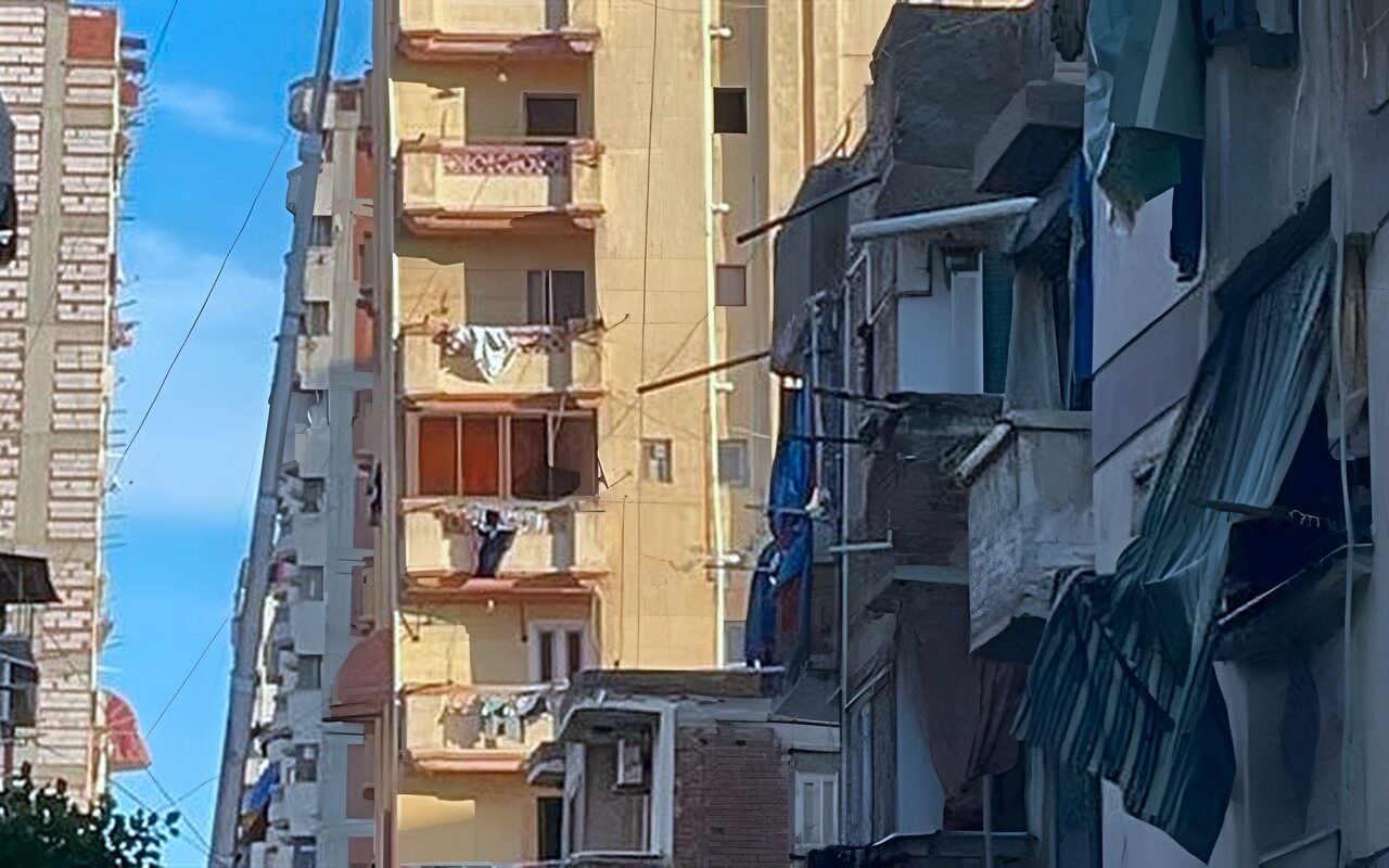 إخلاء عقار مائل بحي وسط الإسكندرية تمهيدا لإزالة 5 أدوار